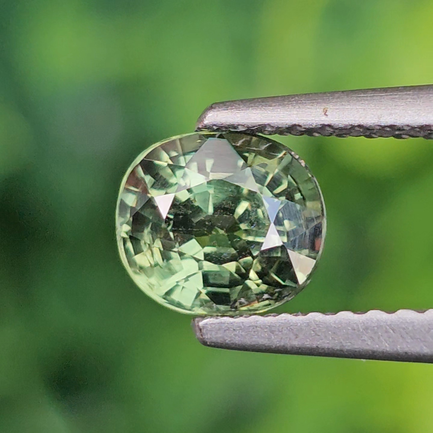 พลอย เขียวส่อง Green Sapphire 1.09 กะรัต (Cts.) ดิบ (Unheated) พร้อมใบเซอร์ (With Certificate) พลอยแท้ อัญมณีมงคลประจําวันเกิด เครื่องประดับพลอย