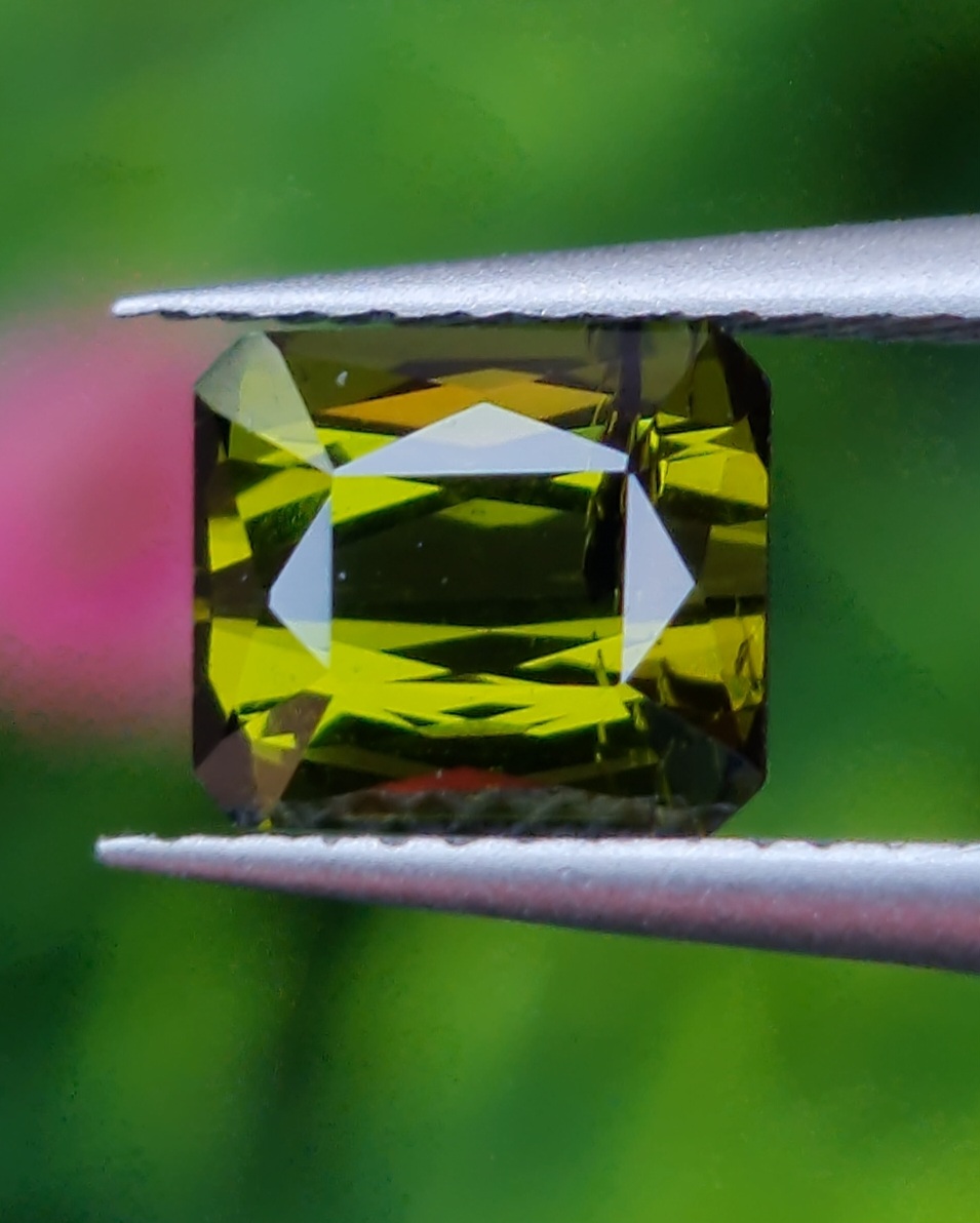 พลอย กรีน ทัวร์มารีน (Green Tourmaline) 1.15 กะรัต (Cts.) อัญมณีมงคลประจําวันเกิด เครื่องประดับพลอย