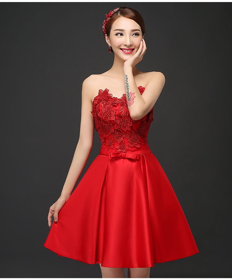 Pre-order ชุดราตรีสั้น เกาะอก สีแดง แต่งอกด้วยดอกไม้ คาดโบว์ที่เอว กระโปรงผ้าซาติน จับจีบ เซ็กซี่
