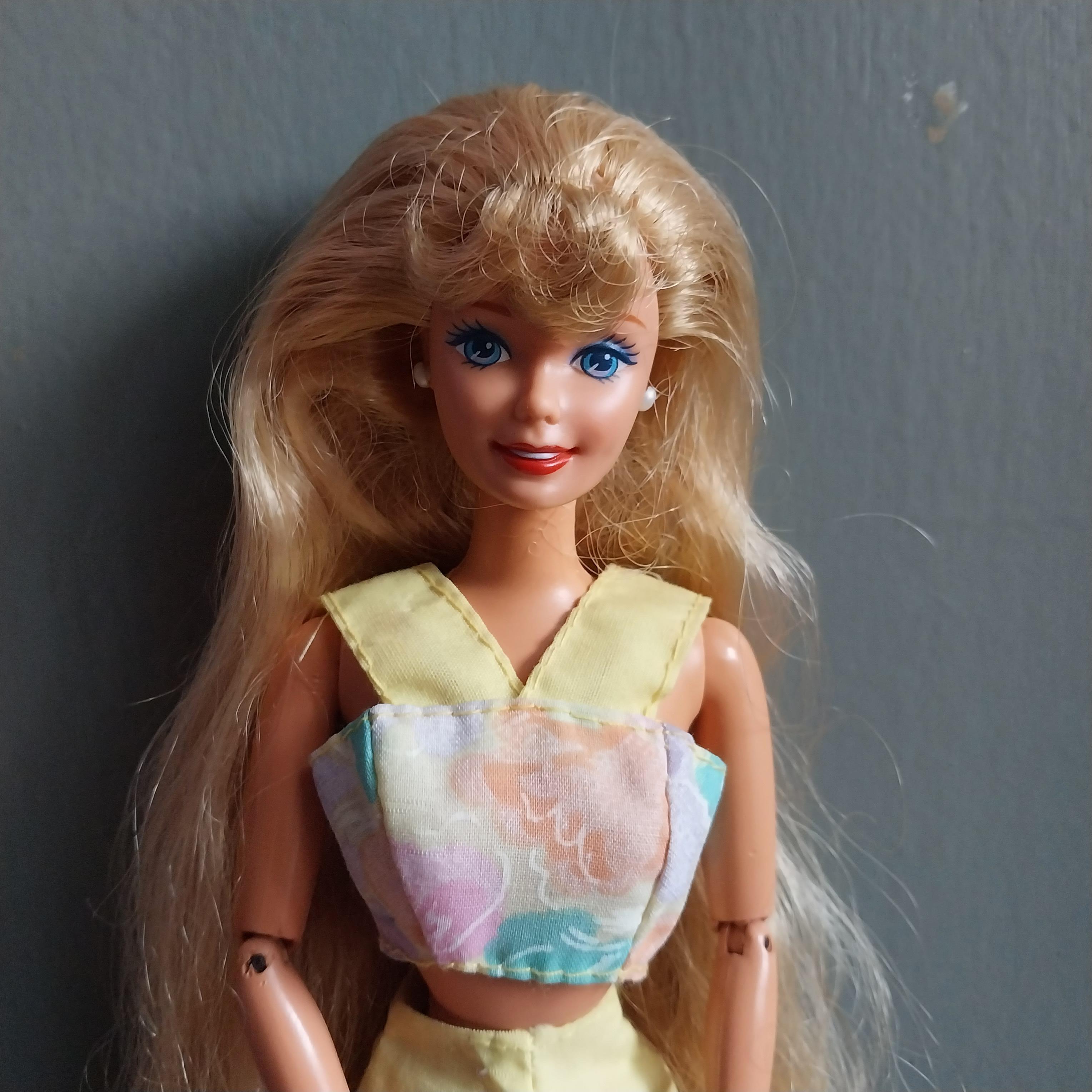 มีหลายภาพ ข้อหลวม มือมีตำหนิ ตุ๊กตาบาร์บี้วินเทจข้อต่อรุ่นเก่า Mattel 1993 แถมชุด