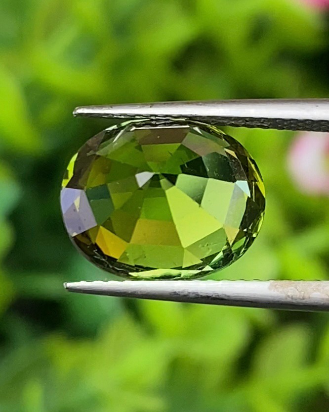 พลอย กรีน ทัวร์มารีน (Green Tourmaline) 5.04 กะรัต (Cts.) อัญมณีมงคลประจําวันเกิด เครื่องประดับพลอย