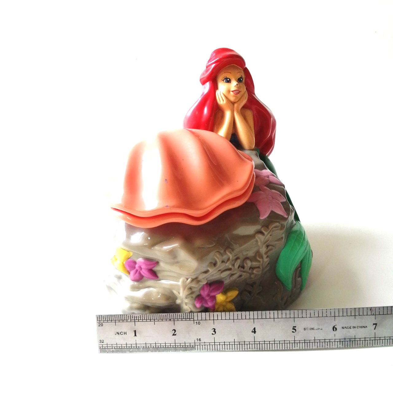 ของสะสมเจ้าหญิงแอเรี่ยล ขนาดใหญ่ ประมาณ7นิ้ว จากดิสนีย์ ใช้สำหรับสะสมเท่านั้น**งานเก่า มีตำหนิ โปรดตรวจสอบทุกภาพ Disney's Ariel -สีถลอกบางส่วน -แบตเตอรี่หมดสภาพ -ไม่มีฝาถ่าน