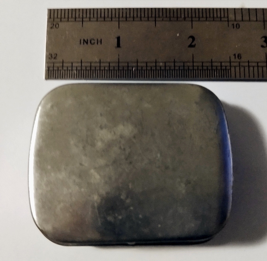 ของสะสมเก่า**มีตำหนิตามภาพ กล่องสังกะสี ลูกอม FISHERMAN'S FRIEND ขนาดเล็ก ฝาเปิดปิดแกนยึด สภาพเก่าเก็บ