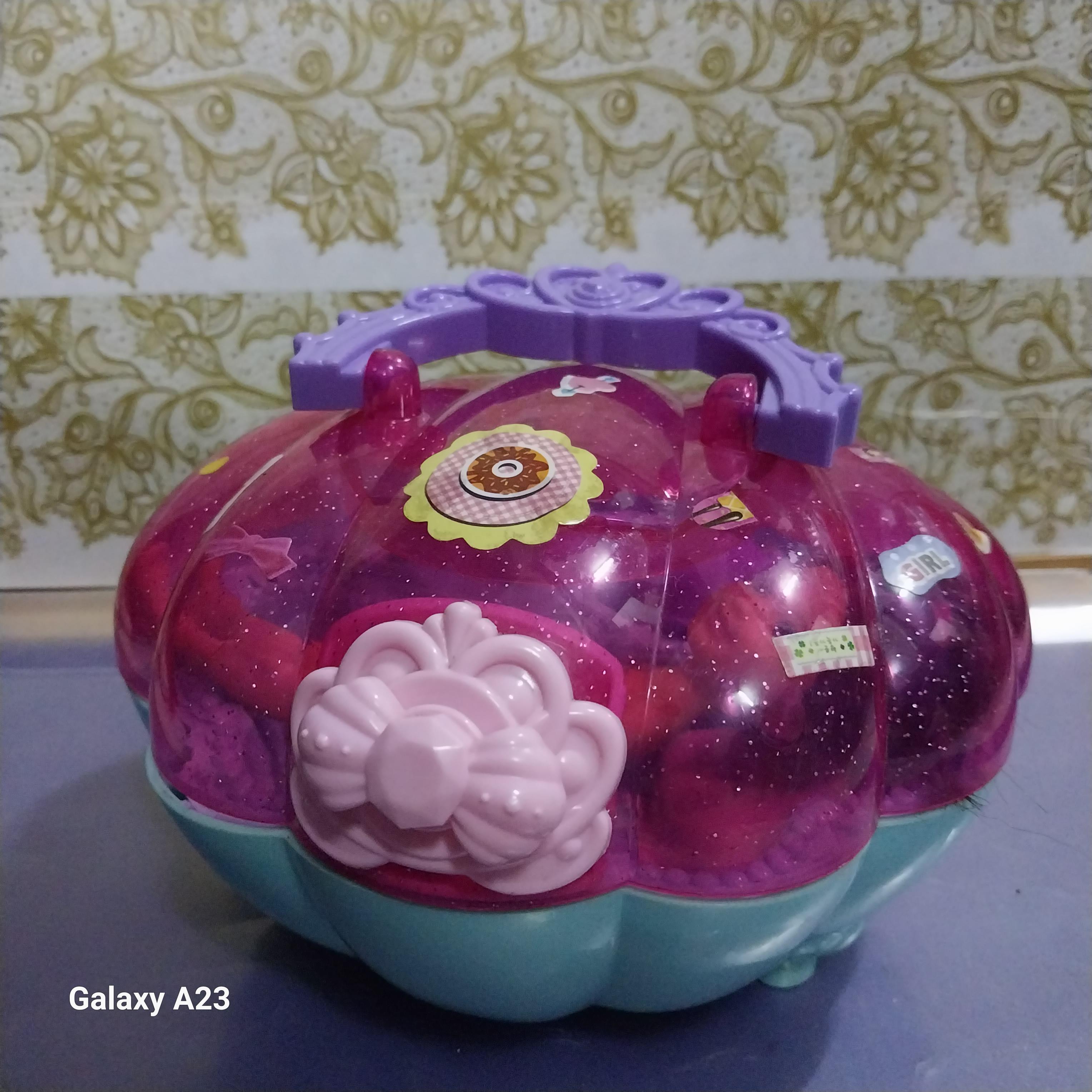 มีหลายภาพ เล่นน้ำจริงไม่ได้ ตุ๊กตา บาร์บี้เด็ก มีรอยที่กางเกงในหน้าและหลัง ตามภาพ พร้อมอ่างอาบน้ำ เป็นกระเป๋ารูปหอย ปิดเปิดฝาได้