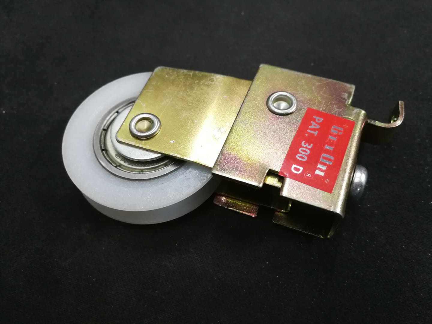 Get-On ล้อบานเลื่อน(ล้อแดง) บานหน้าต่าง ประตู อลูมิเนียม