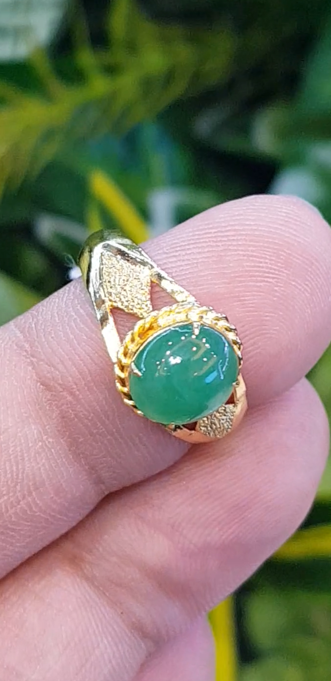 หยก พม่า แท้ Jade แหวนหยก 翡翠戒指 (Jadeite ring) ดิบ 1.30 กะรัต (Cts.) ไม่ผ่านการปรับปรุง (Type A) พม่า (Myanmar)