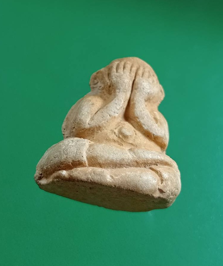 ผ3018 พระผง พระปิดตาสองหน้า หลวงปู่เทพโลกอุดร