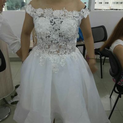 Pre-order ชุดแฟนซี ชุดเจ้าสาว ชุดราตรี สีขาว ปาดไหล่ แต่งดอกไม้ ปักเลื่อม หน้าสั้นหลังยาว เชือกผูกหลัง