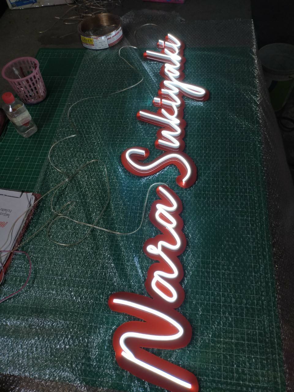 ป้ายไฟนีออน flex พื้นอะคริลิคสีแดง ติดไฟสีขาว ขนาด 130*30cm.