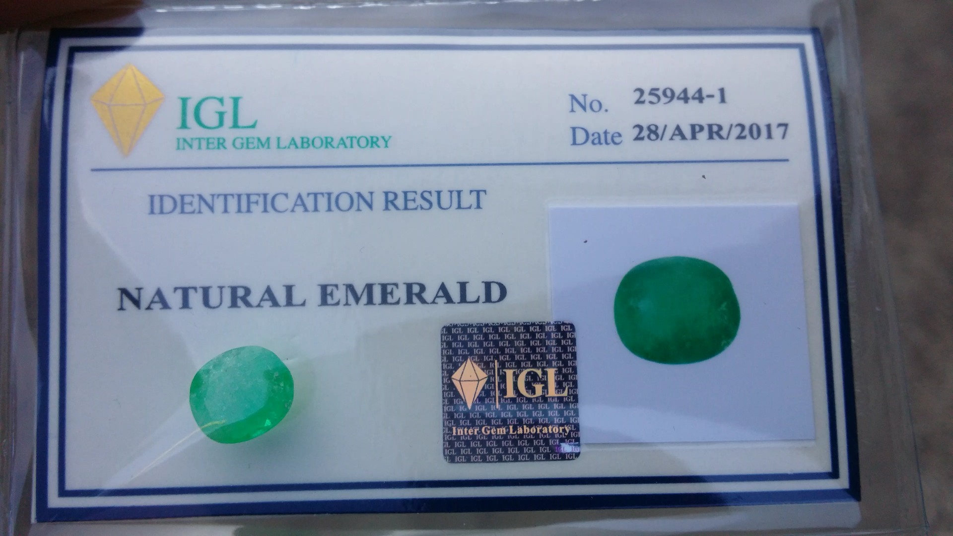 พลอย มรกต โคลัมเบีย Colombian Emerald 3.888 กะรัต (Cts.) พร้อมใบเซอร์ พลอยแท้ อัญมณีมงคลประจําวันเกิด เครื่องประดับพลอย