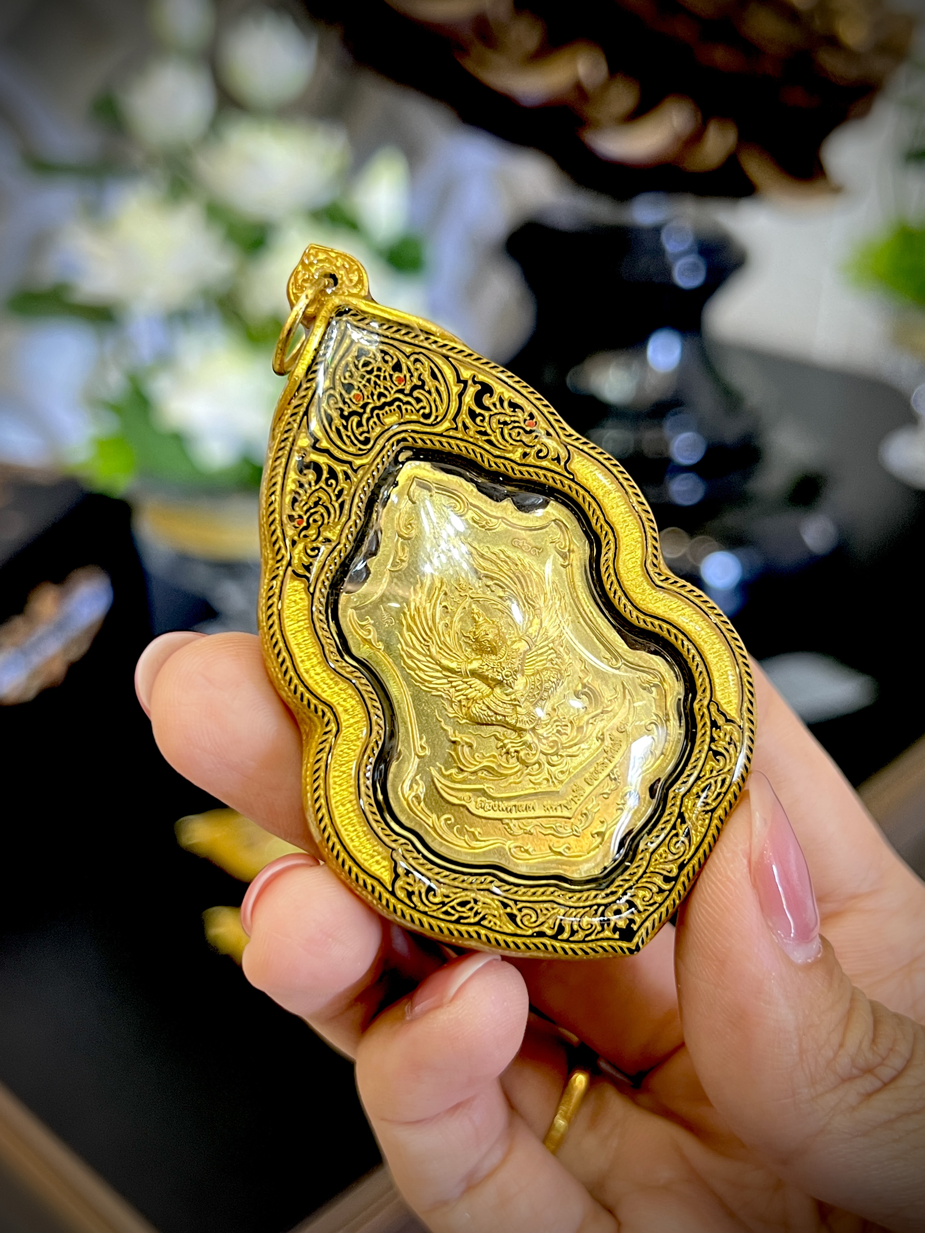 บริการเลี่ยมแบบมีลายขอบข้าง No.A สีทอง (แบบห้อยคอ ขนาดพระไม่เกิน 5 เซนติเมตร) ** ลูกค้าส่งงานมาเลี่ยมที่ร้าน ระยะเวลาเลี่ยมประมาณ 3-5 วัน ไม่รวมระยะเวลาจัดส่ง **