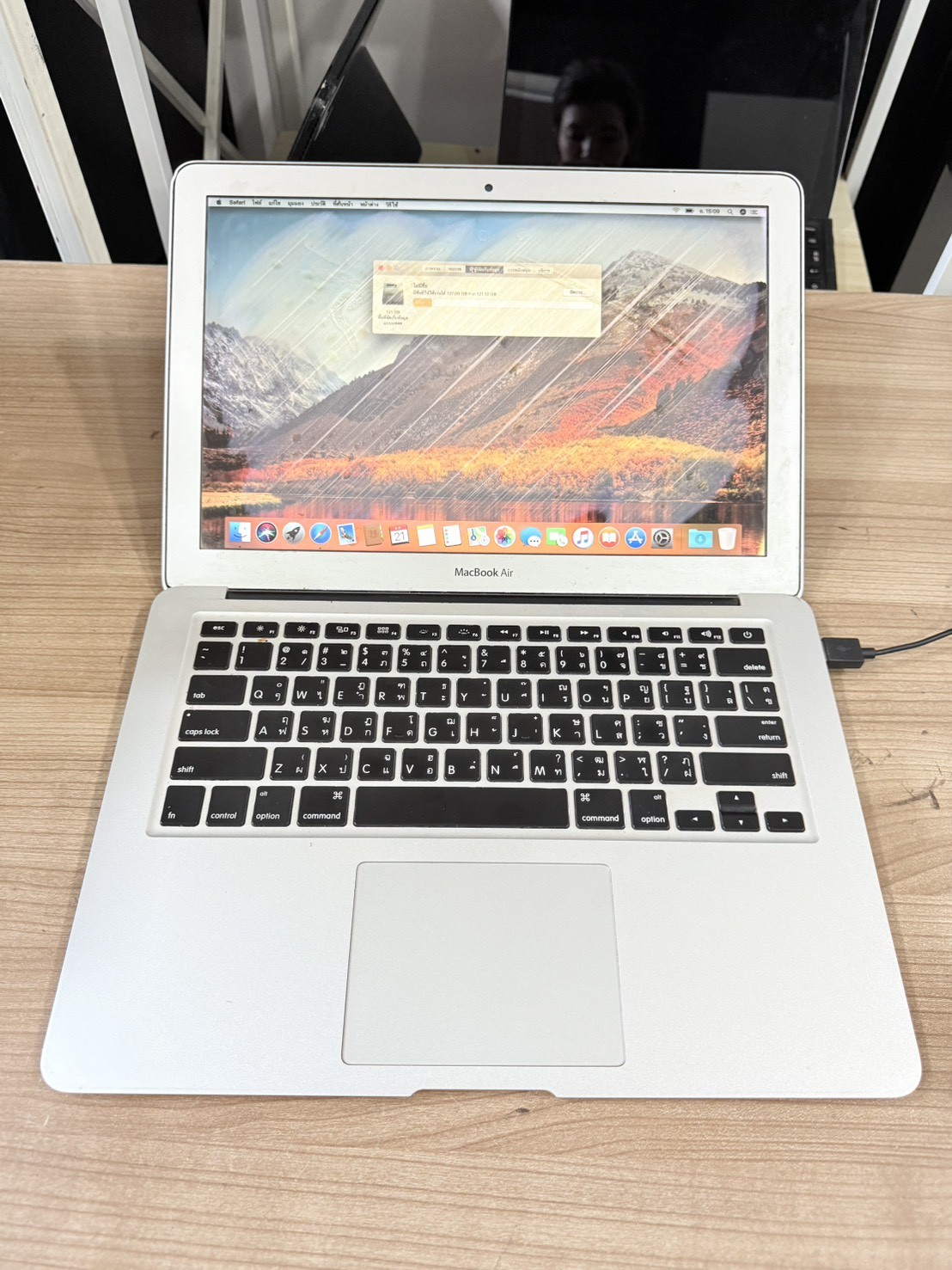 Macbook Air 13" Early 2015(i5-5250U/4GB/SSD 128GB)+Adapter จอไม่ดี ตามรูป มุม เครื่องบุบ