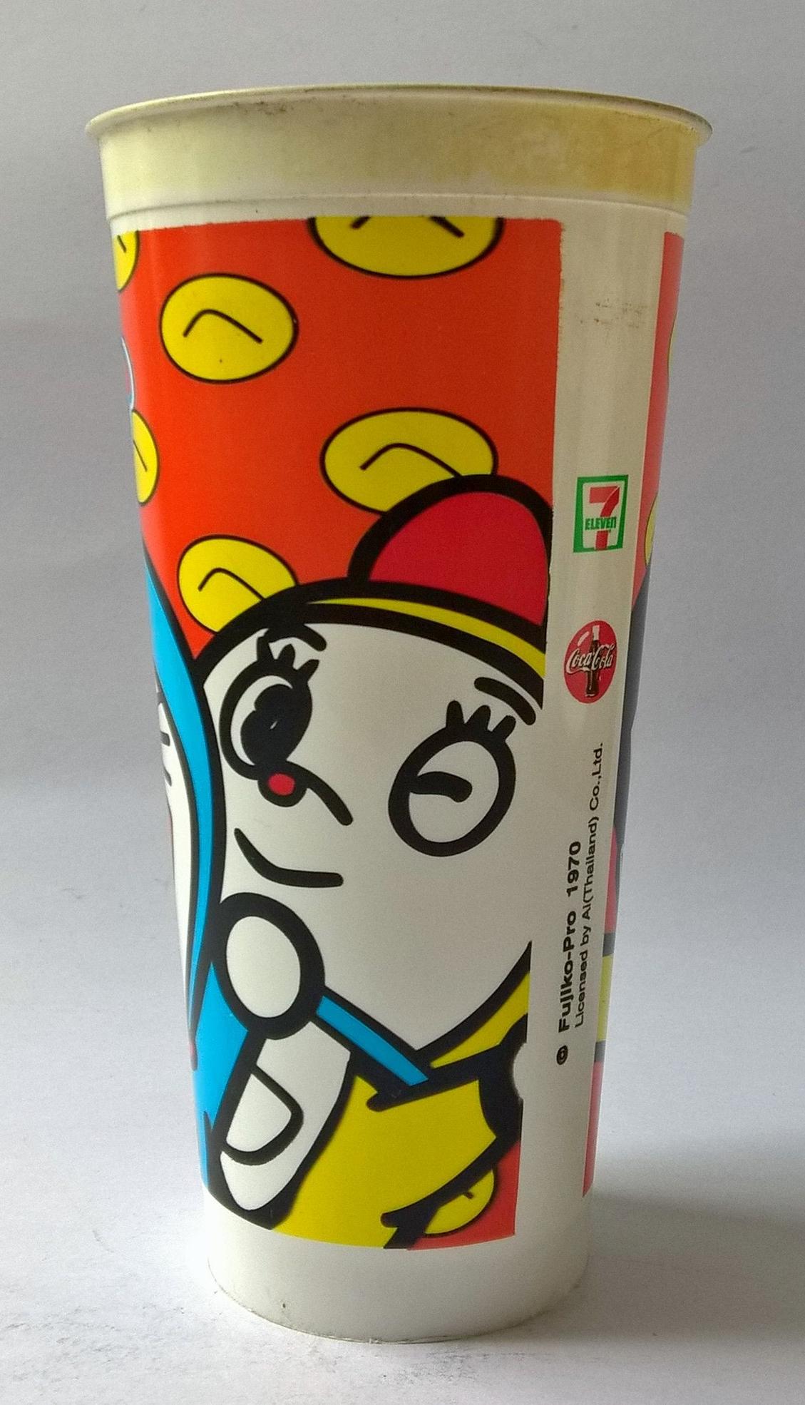 แก้วน้ำพลาสติกสีแดง งานเก่า พิมพ์ลาย โดราเอม่อนและเพื่อน จากการ์ตูน เรื่อง โดราเอม่อน DoraemonFujoko Pro 1970 ของสะสมจาก 7-11 ของเก่า โปรดตรวจสอบทุกภาพ