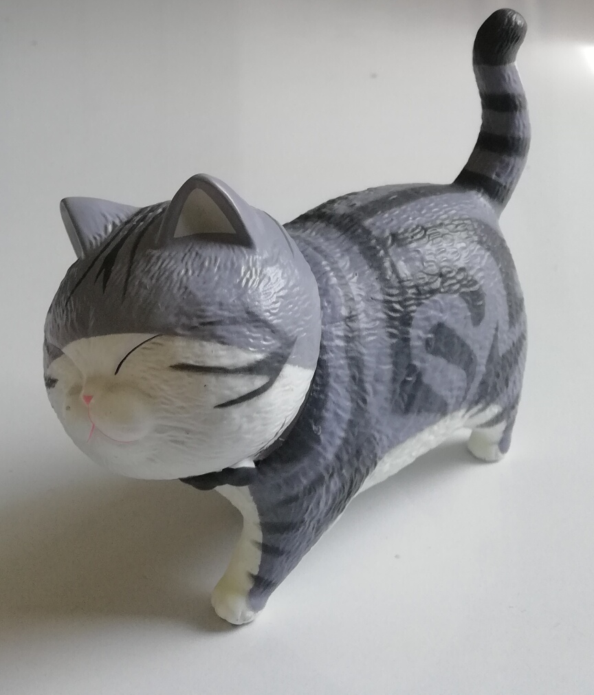 โมเดล "แมวอ้วน Cat Bells" ตัวเทาเข้มลายดำท้องขาว ขนาดตามภาพ