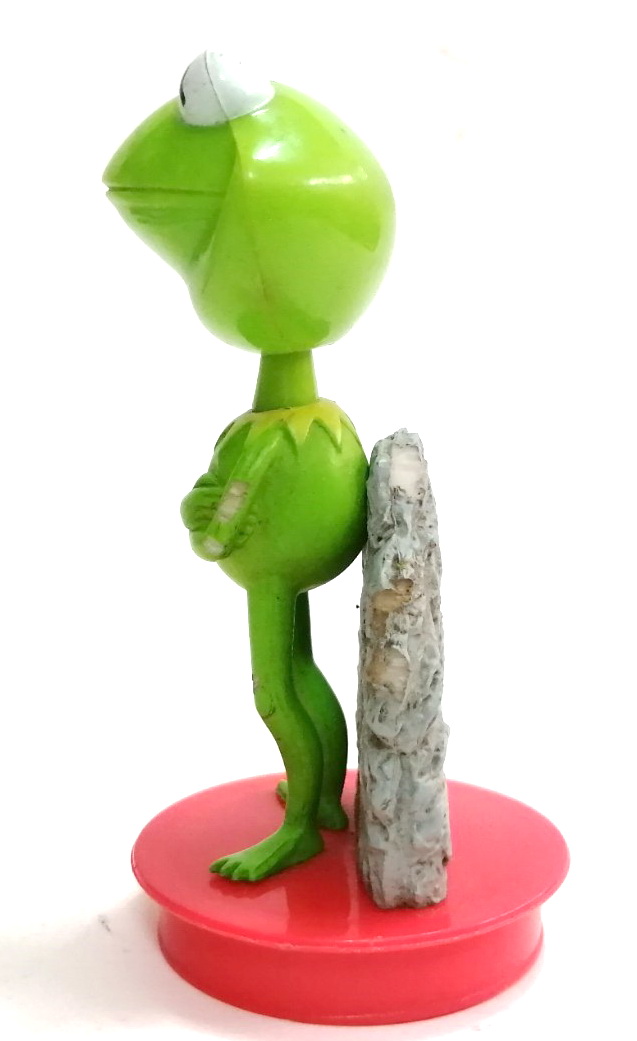 ของสะสม ท๊อปเปอร์กบเคอร์มิท Kermit the Frog จากหุ่นมหาสนุก ( the muppets show) ตัวนี้เป็นรุ่นใหม่ ของดีสนีย์ Disney ขนาดสูง10 ซม. รวมฐานท๊อปเปอร์ เก่าเก็บสะสม