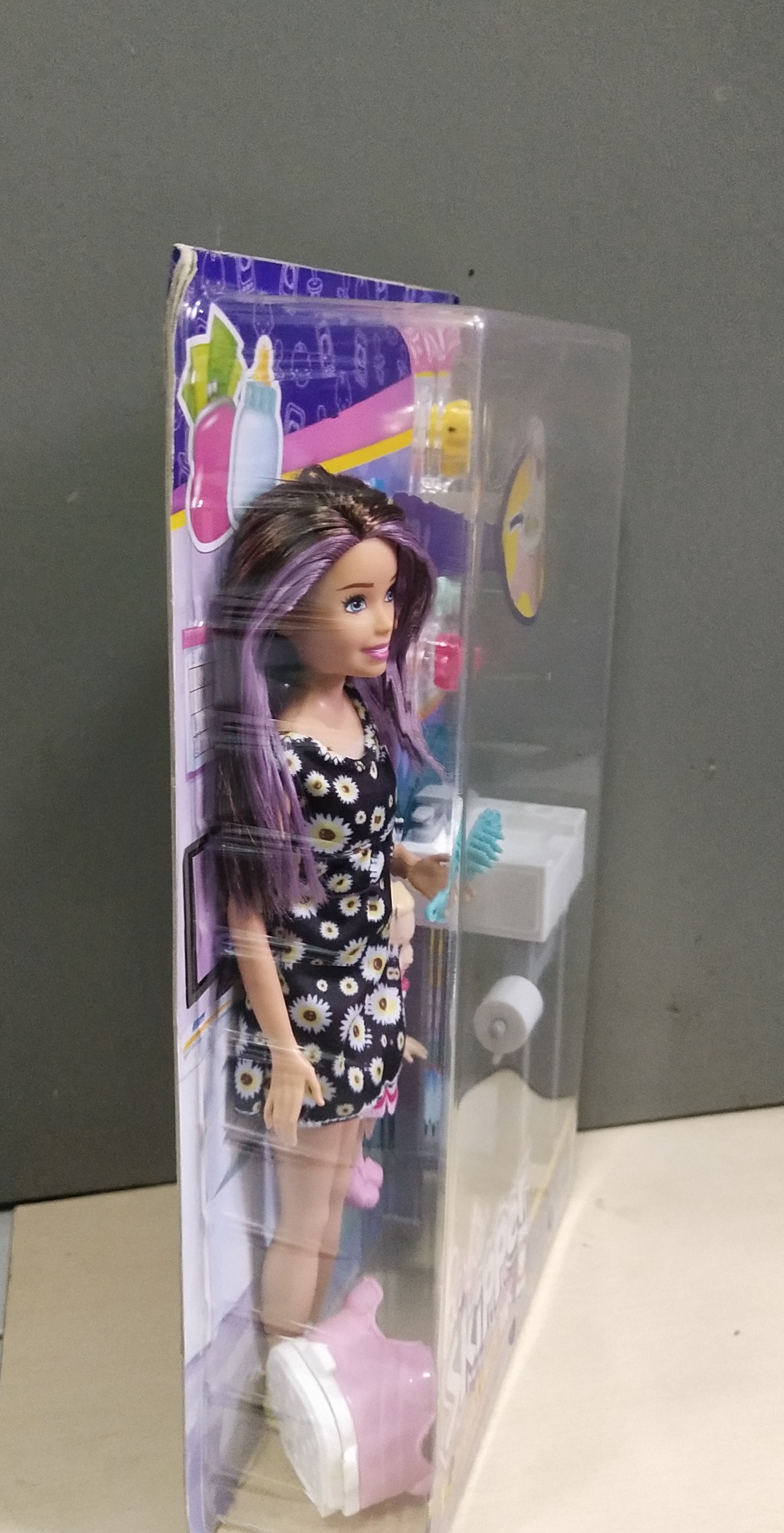 มีหลายภาพ ตุ๊กตาบาร์บี้พี่เลี้ยงเด็ก Barbie Skipper Babysitters Inc. Feeding and Bath-time Playset, featuring Skipper and a small toddler doll """มุมกล่องมีตำหนิ