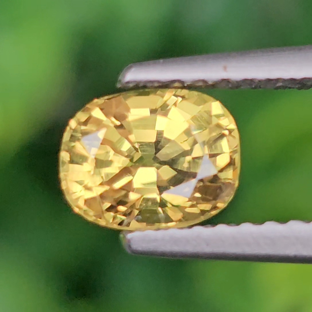 พลอย บุษราคัม yellow sapphire 1.17 กะรัต (Cts.) ดิบ (Unheated) พร้อมใบเซอร์ พลอยแท้ อัญมณีมงคลประจําวันเกิด เครื่องประดับพลอย