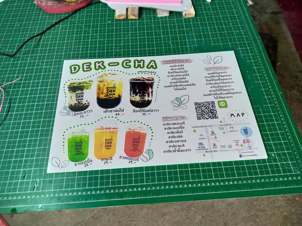 ป้ายเมนูอะคริลิค หน้าติดสติกเกอร์พิมพ์ด้วยเครื่องUV - DEK-CHA