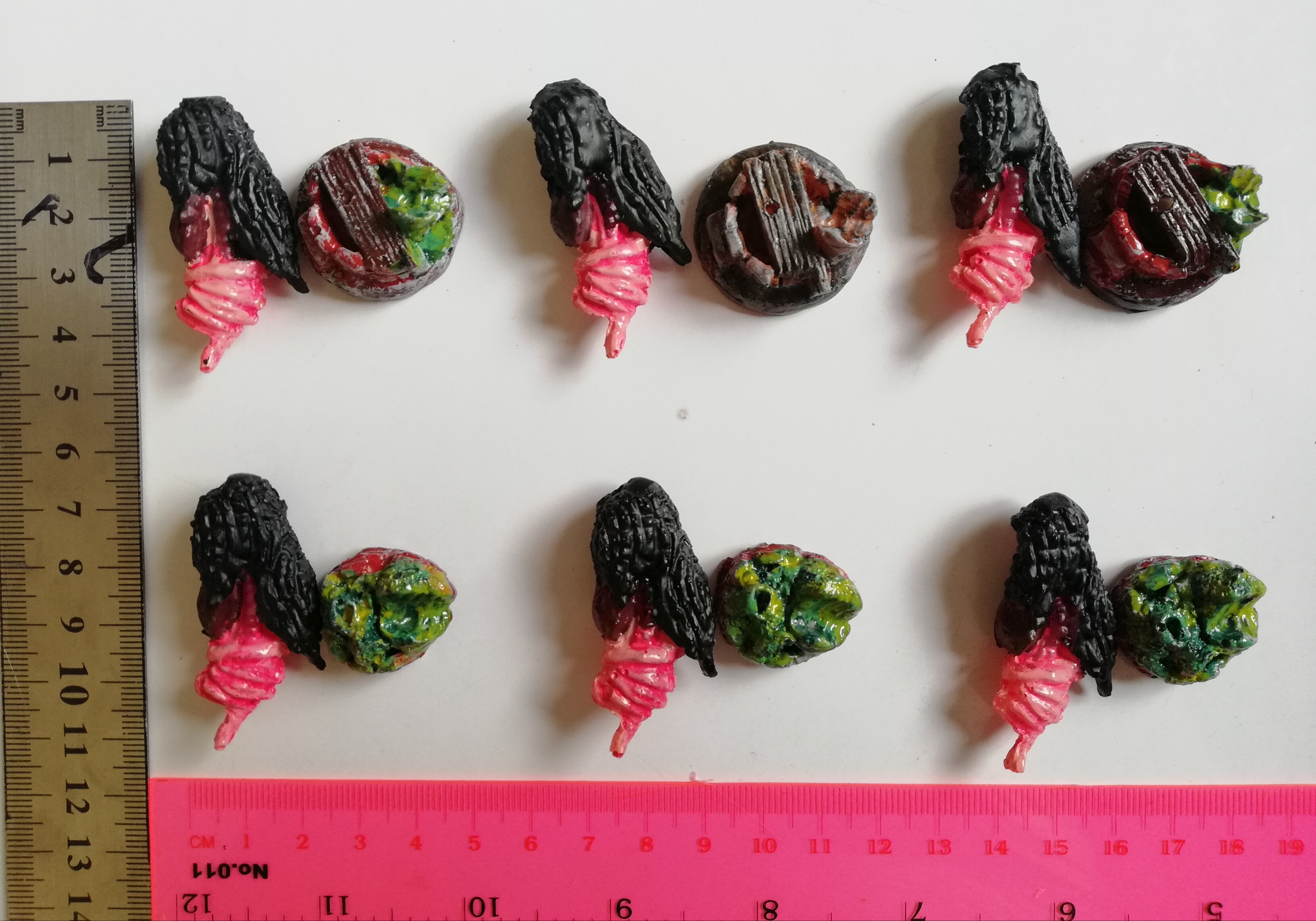 โมเดลผีกระสือ รุ่นทำสีพร้อมฐาน ส้วมหลุม และกองขยะ จำนวน 6 ตัว งานแฮนด์เมด Thailand handmade toy, ghost model, Krasue, full colored version with bases made from resin, hand painted