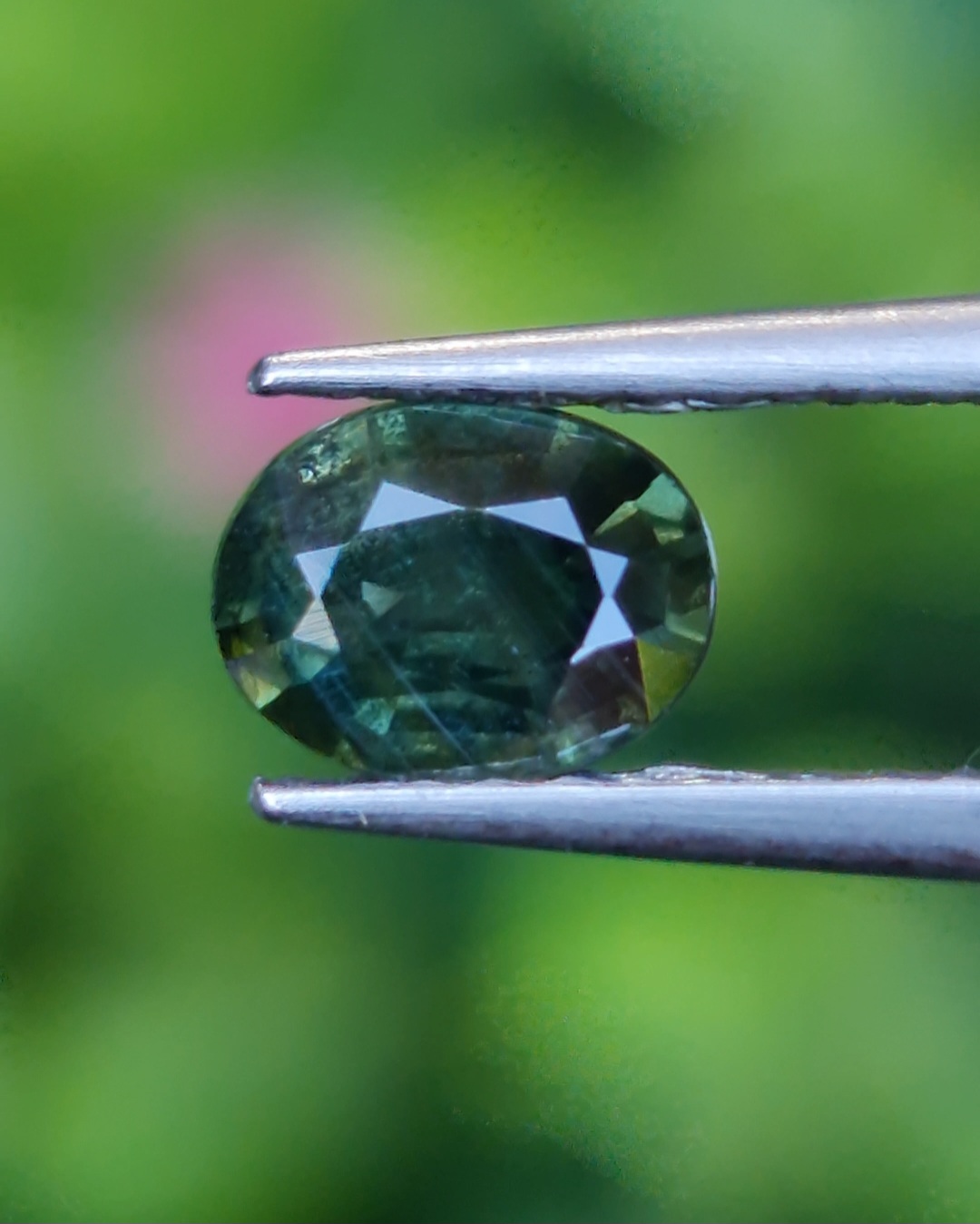 พลอย เขียวส่อง Green Sapphire 0.63 กะรัต (Cts.) ดิบ Unheated พลอยแท้ อัญมณีมงคลประจําวันเกิด เครื่องประดับพลอย