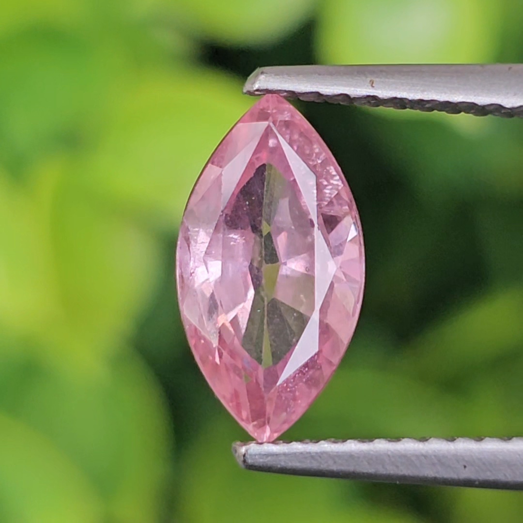 พลอย พัดพารัดชา Padparadscha Sapphire 2.45 กะรัต (Cts.) พร้อมใบเซอร์ พลอยแท้ อัญมณีมงคลประจําวันเกิด เครื่องประดับพลอย สำเนา สำเนา