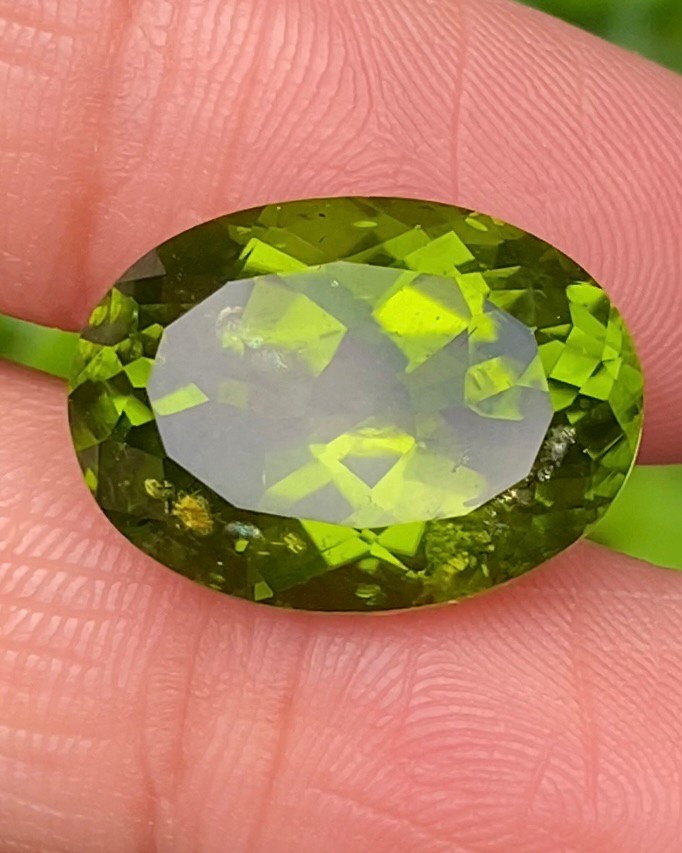 พลอย เพอริดอต Peridot 14.30 กะรัต (Cts.) *พิเศษ ประกายใบบัว Lily pad * พลอยแท้ อัญมณีมงคลประจําวันเกิด เครื่องประดับพลอย