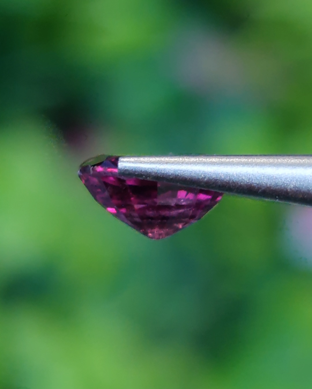 พลอย โรโดไลต์ กาเน็ท Rhodolite Garnet 1.07 กะรัต Cts.พลอยแท้ อัญมณีมงคลประจําวันเกิด เครื่องประดับพลอย