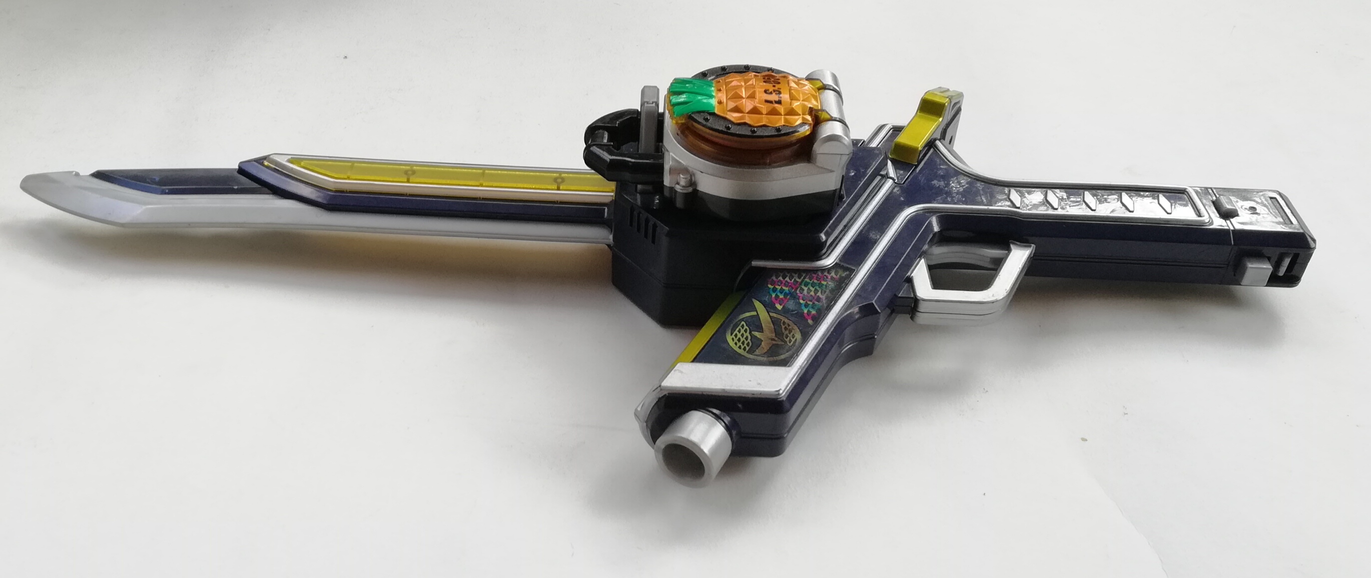 ดาบ-ปืน มุโซเซเบอร์ ปืนดาบของไรเดอรไกมุ สามารถเล่นกับล็อกซี๊ด ผลไม้ไกมุได้ทุกลูก แถมพายแอปเปิ้ล ล็อกซี๊ด 1ลูก **ใส่ถ่านแล้ว เล่นได้ปกติ มีเสียง สินค้ามีตำหนิโปรดตรวจสอบทุกภาพ