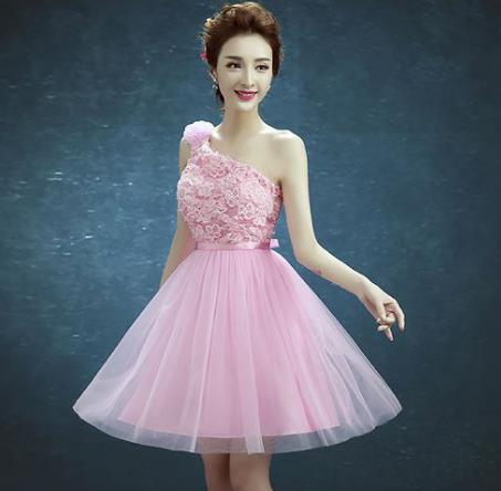 พร้อมส่ง ชุดราตรีสั้น เพื่อนเจ้าสาว แบบไหล่เดียว ดอกไหล่ซ้าย แต่งลูกไม้นูนช่วงอกสวย สีชมพู (จับสม๊อกด้านหลัง)