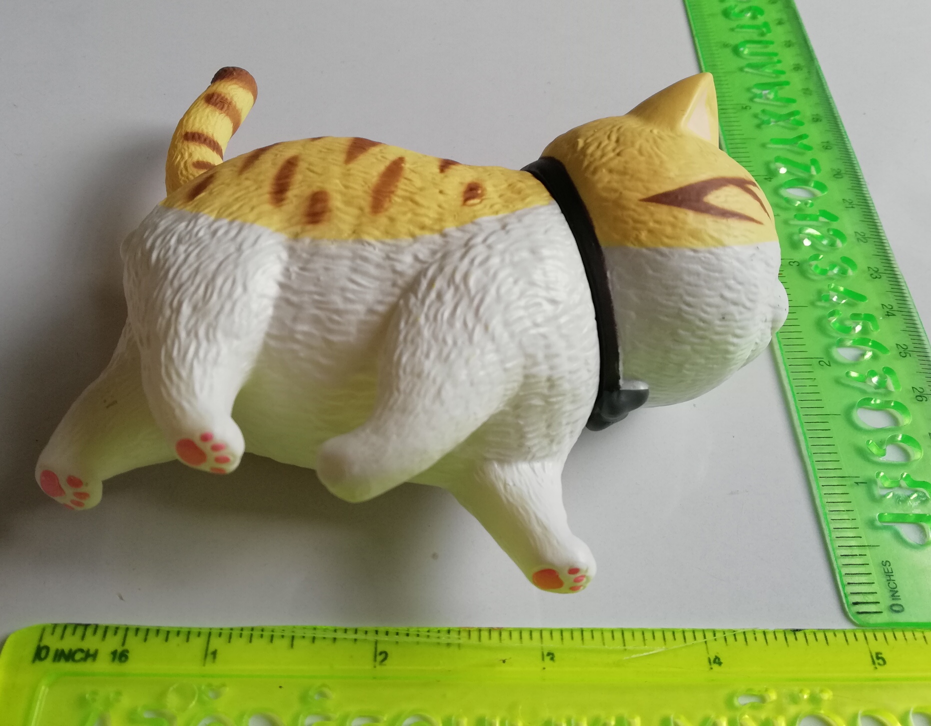 โมเดล "แมวอ้วน Cat Bells" ตัวเหลืองลายน้ำตาล ท้องขาว ขนาดตามภาพ วัสดุ :พลาสติก
