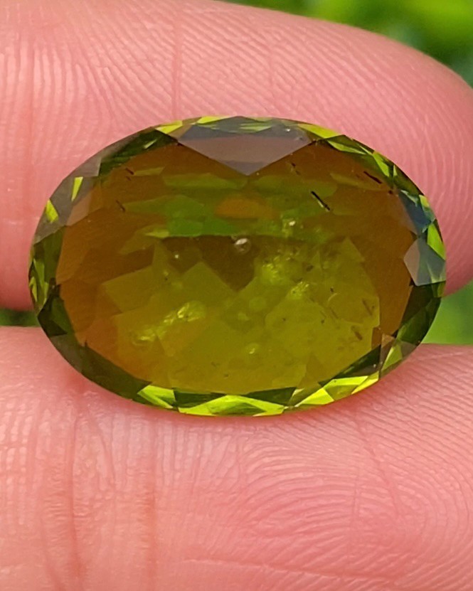 พลอย เพอริดอต Peridot 14.30 กะรัต (Cts.) *พิเศษ ประกายใบบัว Lily pad * พลอยแท้ อัญมณีมงคลประจําวันเกิด เครื่องประดับพลอย