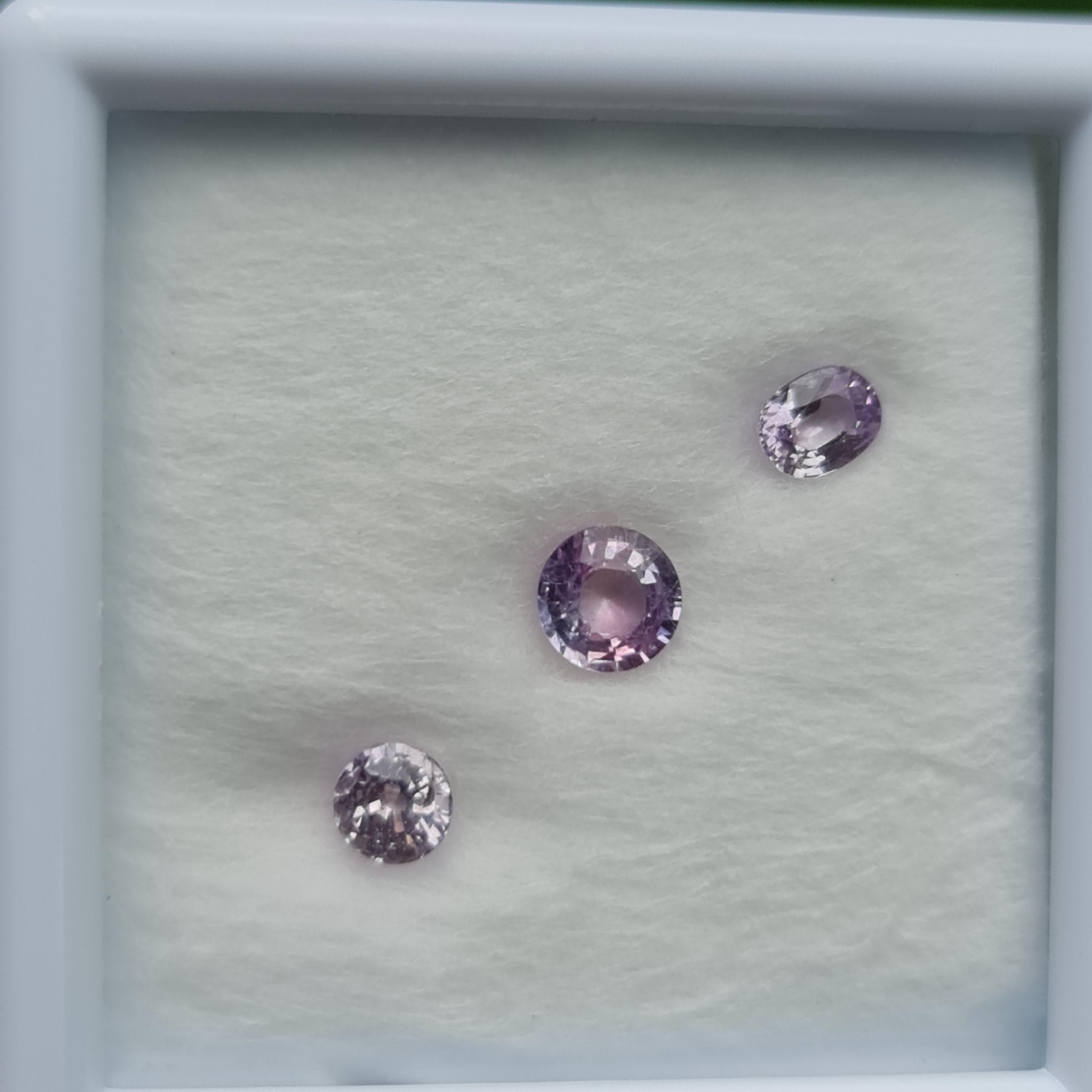 พลอย เพอเพิล แซฟไฟร์ Purple Sapphire ดิบ Unheated 1.36 กะรัต (Cts.) 3 เม็ด พลอยแท้ อัญมณีมงคลประจําวันเกิด เครื่องประดับพลอย