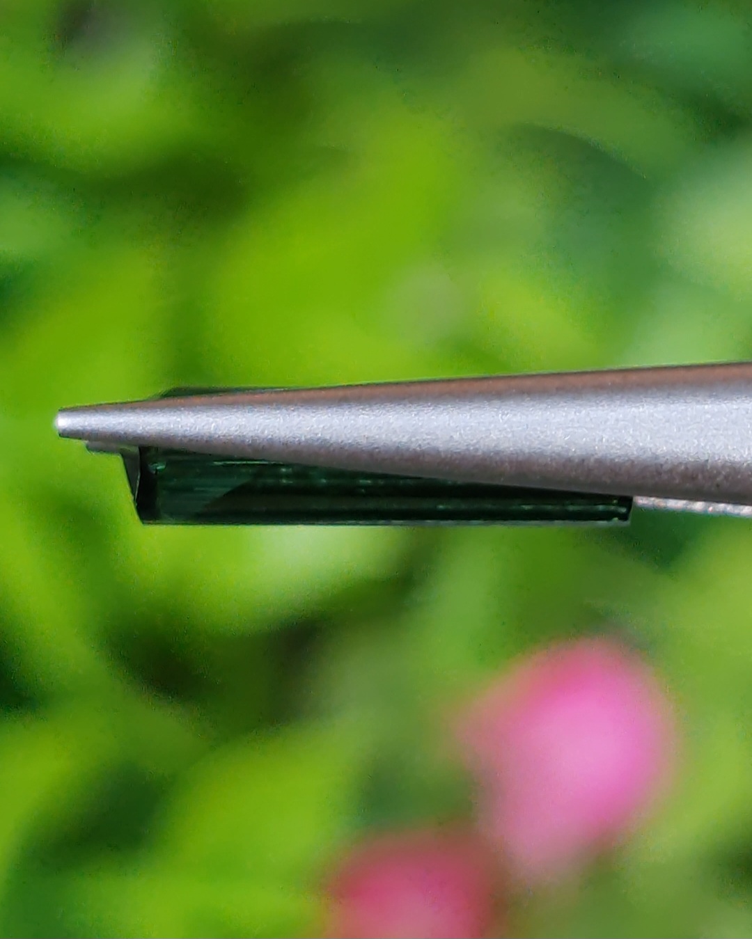 พลอย กรีน ทัวร์มารีน (Green Tourmaline) 2.19 กะรัต (Cts.) อัญมณีมงคลประจําวันเกิด เครื่องประดับพลอย