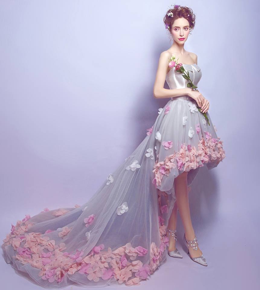 พร้อมเช่า ชุดแฟนซี ชุดราตรีสั้น หน้าสั้นหลังยาว เกาะอก สีเทาเงิน แต่งดอกไม้ทั่วตัว เชือกผูกหลัง