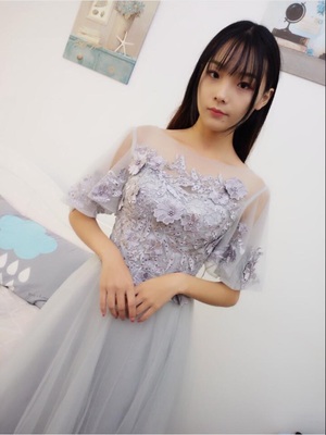 Pre-order ชุดราตรียาวสีเทาแต่งลูกไม้ช่วงอกกระโปรงตาข่ายเชือกผูกหลัง