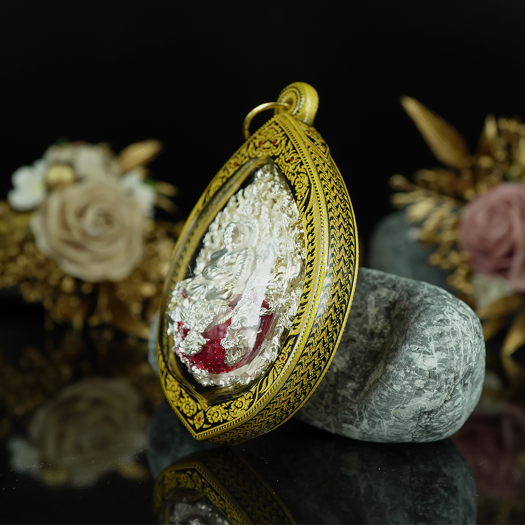 บริการเลี่ยมแบบมีลายขอบข้าง No.A สีทอง (แบบห้อยคอ ขนาดพระไม่เกิน 5 เซนติเมตร) ** ลูกค้าส่งงานมาเลี่ยมที่ร้าน ระยะเวลาเลี่ยมประมาณ 3-5 วัน ไม่รวมระยะเวลาจัดส่ง **