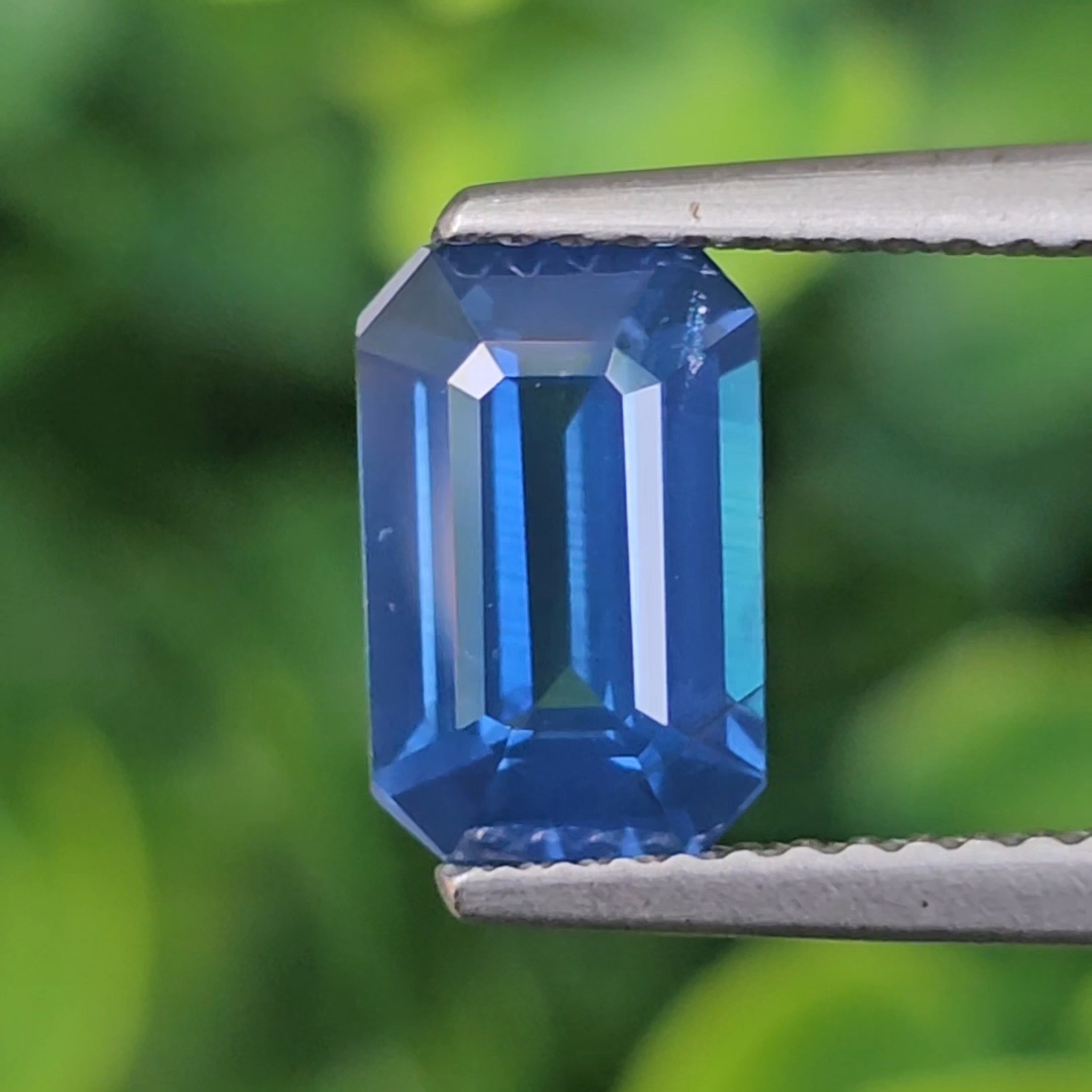 พลอย ไพลิน (Blue Sapphire) 2.11 กะรัต (Cts.) สีพิเศษ คอนฟลาวเวอร์ บลู (Cornflower Blue) พลอยแท้ อัญมณีมงคลประจําวันเกิด เครื่องประดับพลอย