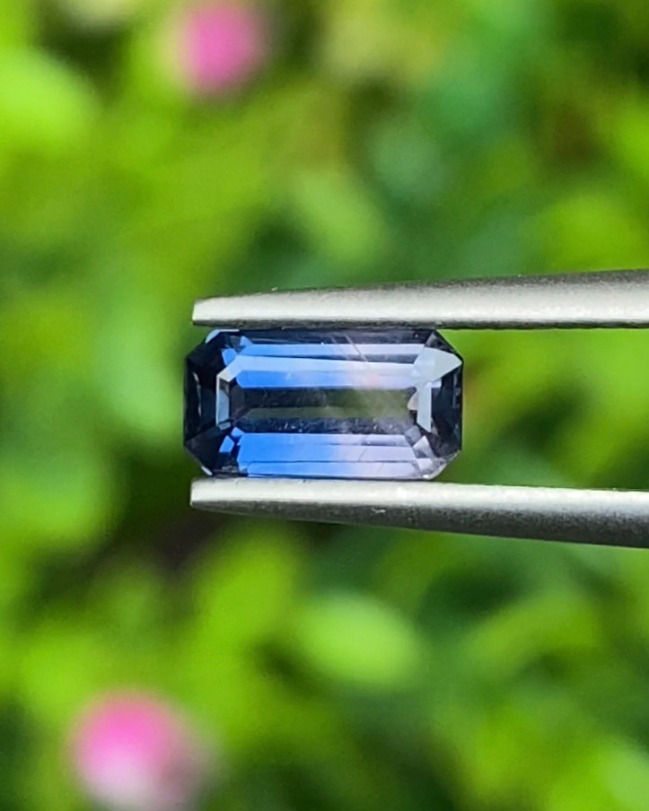 พลอย แซฟไฟร์ 2 สี Bi-Color Sapphire 1.01 กะรัต (Cts.) พลอยแท้ อัญมณีมงคลประจําวันเกิด เครื่องประดับพลอย