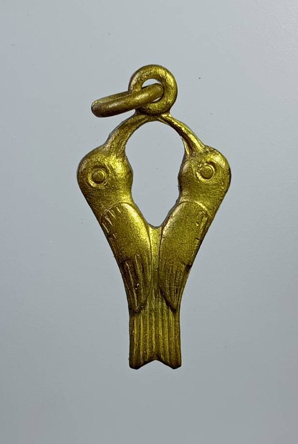 A7416 สาริกาคู่สองหน้า เนื้อทองเหลือง ไม่ทราบที่ครับ