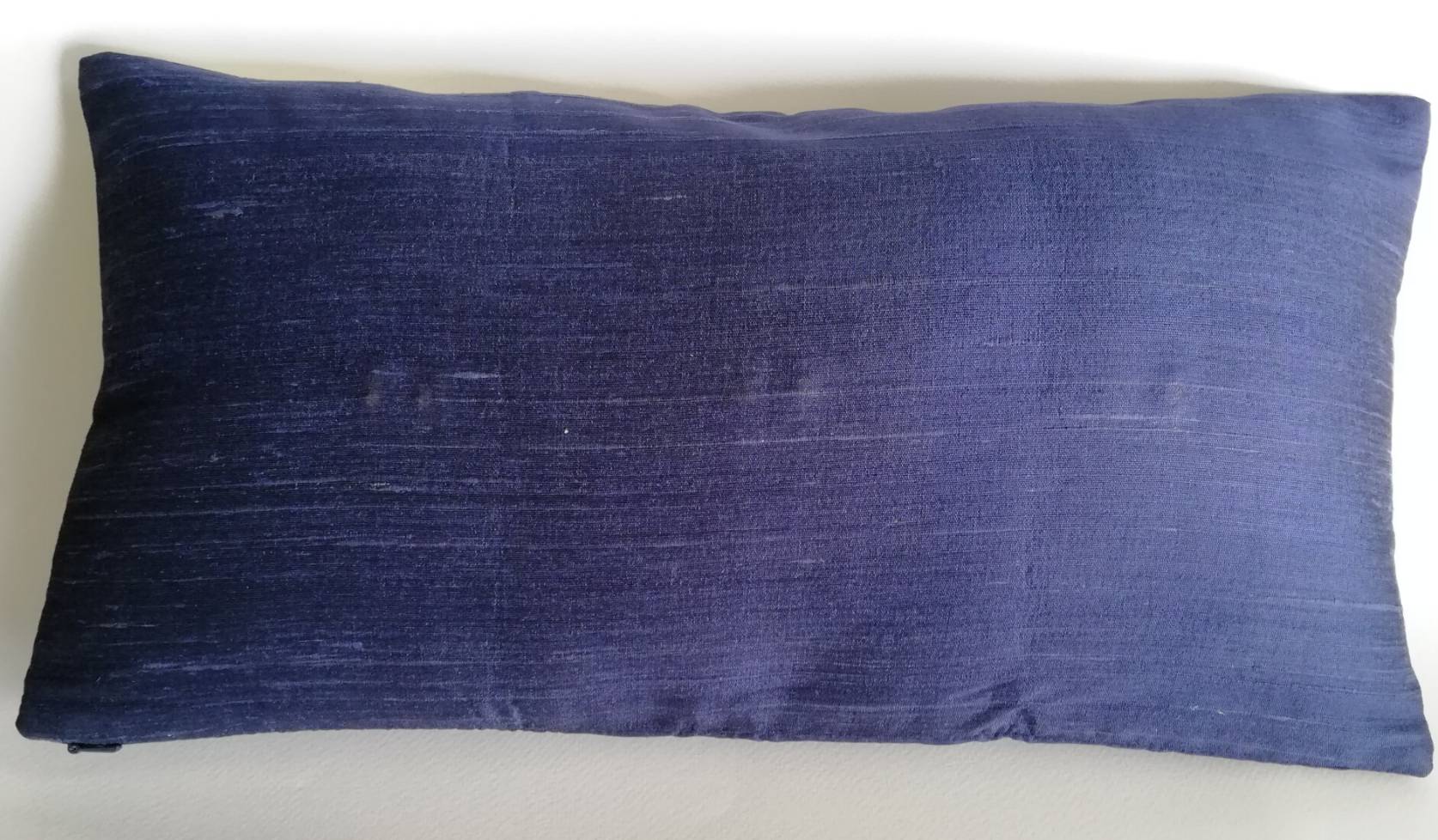 ปลอกหมอนอิงสำหรับรองคอหรือรองเอว ขนาด17"*9" ผ้าไหมไทยแท้2เส้น ซับใน เล่นสีผ้าน้ำเงินตัดกับเหลืองอ่อน และตกแต่งด้านหน้าด้วยกระดุมปั๊มผ้าไหมสีแดงสลับน้ำเงิน สำหรับห้องนอน และห้องรับแขกเรียบเก๋ และห้องสปา