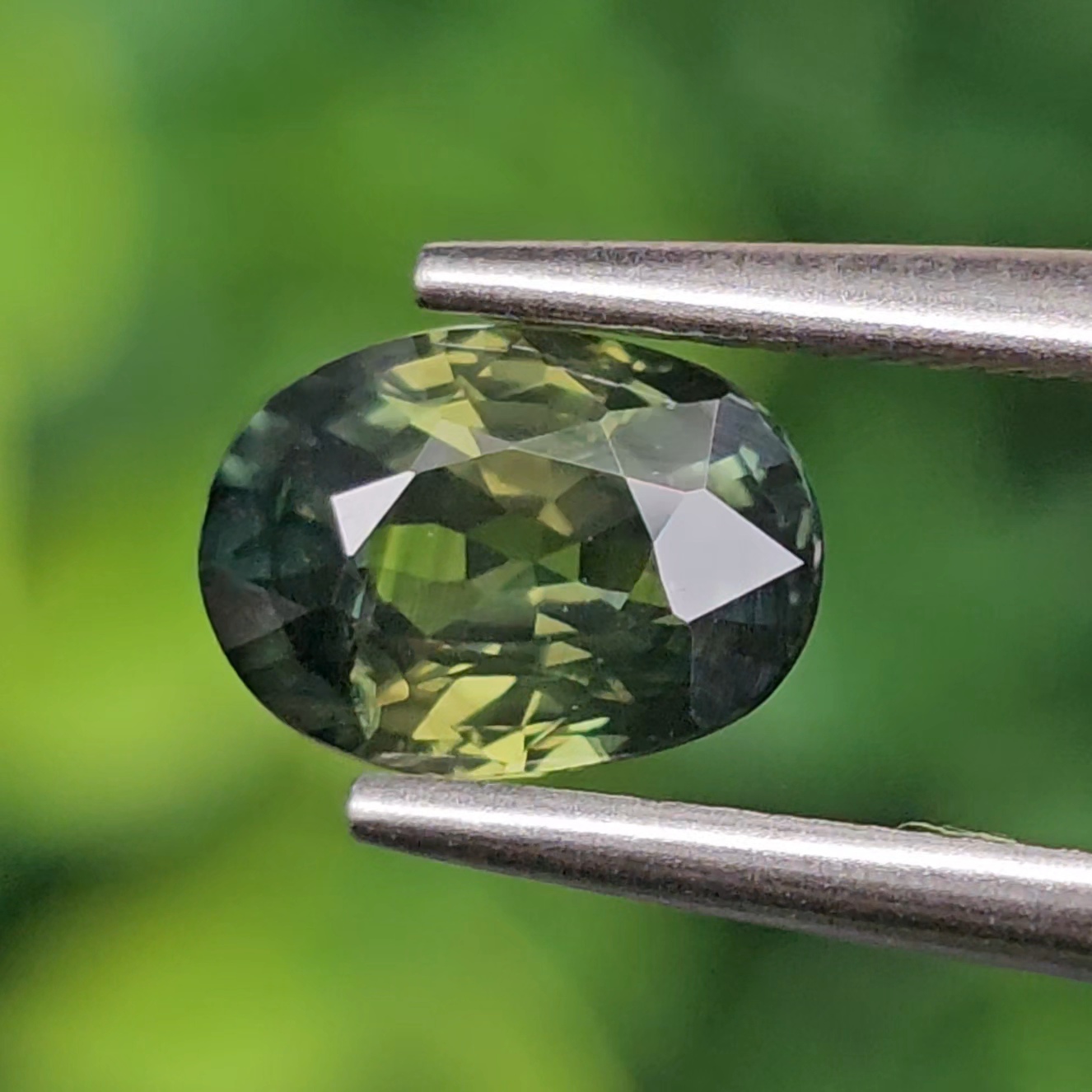 พลอย เขียวส่อง Green Sapphire 1.13 กะรัต (Cts.) ดิบ (Unheated) พร้อมใบเซอร์ (With Certificate) พลอยแท้ อัญมณีมงคลประจําวันเกิด เครื่องประดับพลอย