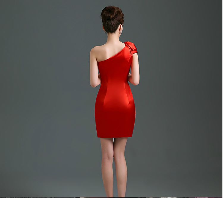 พร้อมส่ง ชุดราตรี สีแดง บ่าเฉียง ทรงเข้ารูป ผ้าซาติน แต่งโบว์ที่ไหล่ (ซิปข้าง)