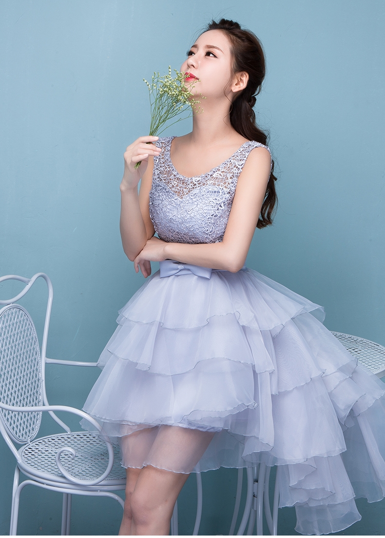 Pre-order ชุดราตรีสั้น หน้าสั้นหลังยาว แขนกุด คอกลม แต่งลูกไม้ช่วงอก คาดโบว์ที่เอว กระโปรงผ้าแก้วเป็นชั้น ๆ เชือกผูกหลัง