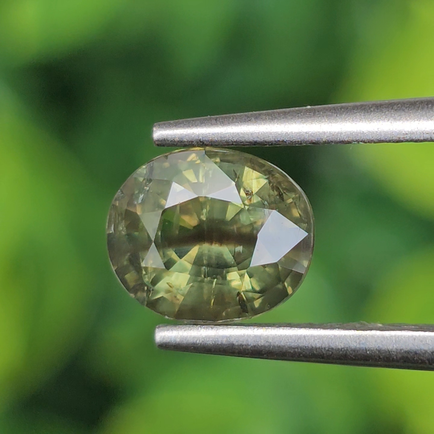 พลอย เขียวส่อง Green Sapphire 1.43 กะรัต (Cts.) ดิบ Unheated พลอยแท้ อัญมณีมงคลประจําวันเกิด เครื่องประดับพลอย