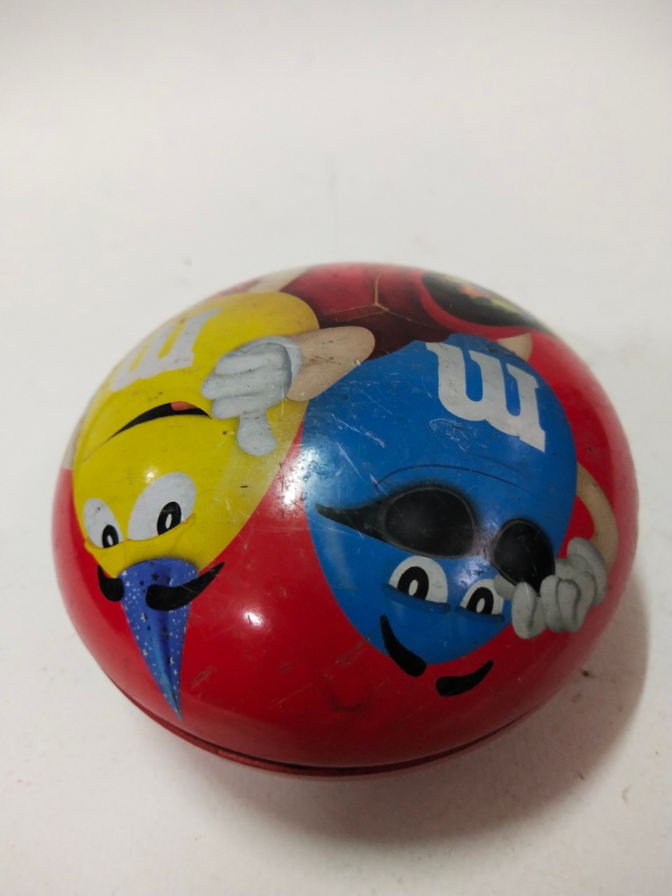 ตลับโลหะ ทรงกลม ช้อคโกเล็ต M&M ขนาดตามรูป งานสะสม มือสอง สภาพตามรูป มีรอยถลอก งานเก่าตามเวลา