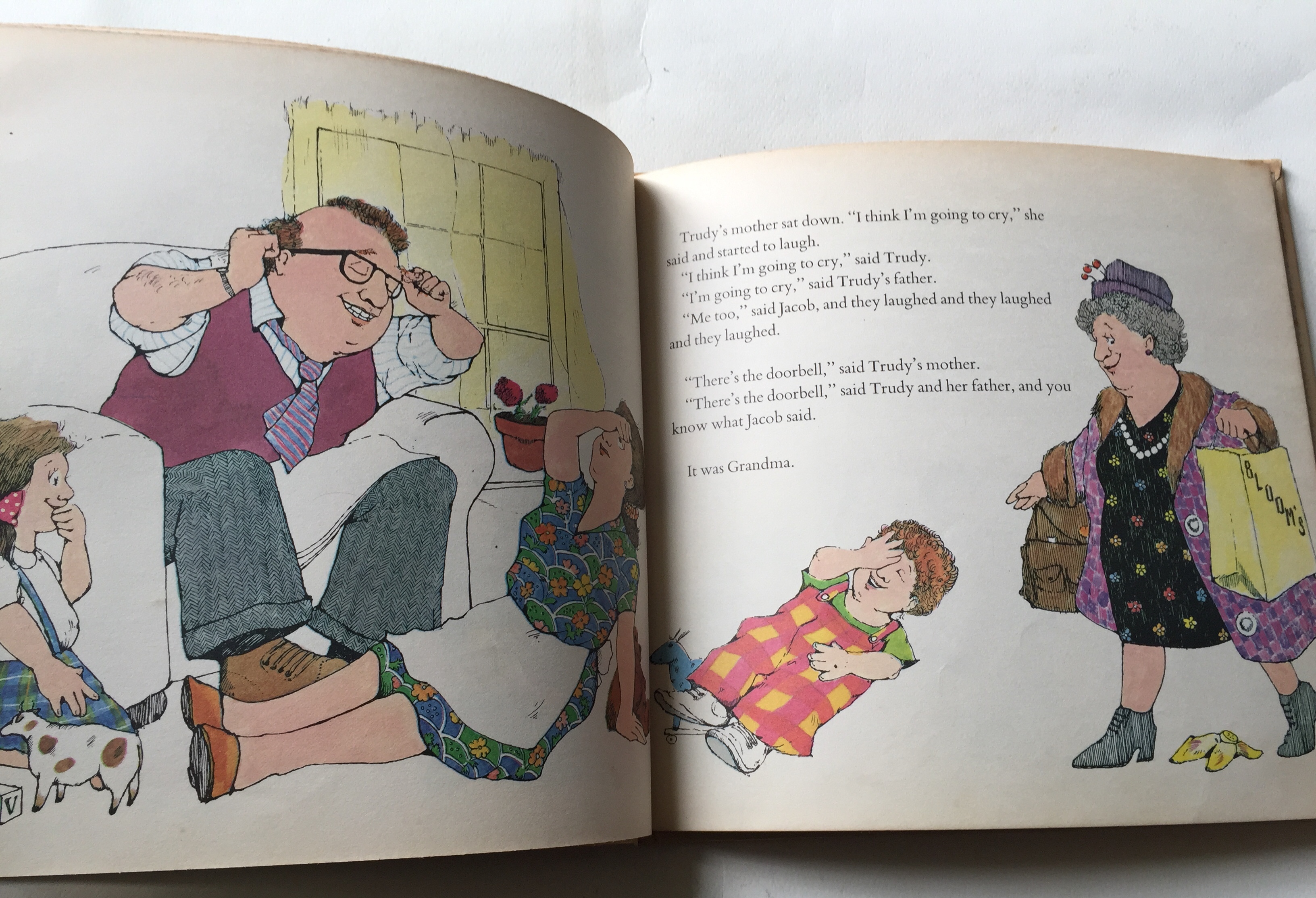 หนังสือภาพวาดสวยปกแข็ง ฉบับภาษาอังกฤษ, ** มีตำหนิตามภาพ, มีรอยเขียนชื่อ belong to Art Singtoroj, TELL ME A TRUDY โดย LORE SEGAL ภาพโดย ROSEMARY WELLS, ปีที่พิมพ์ 1977