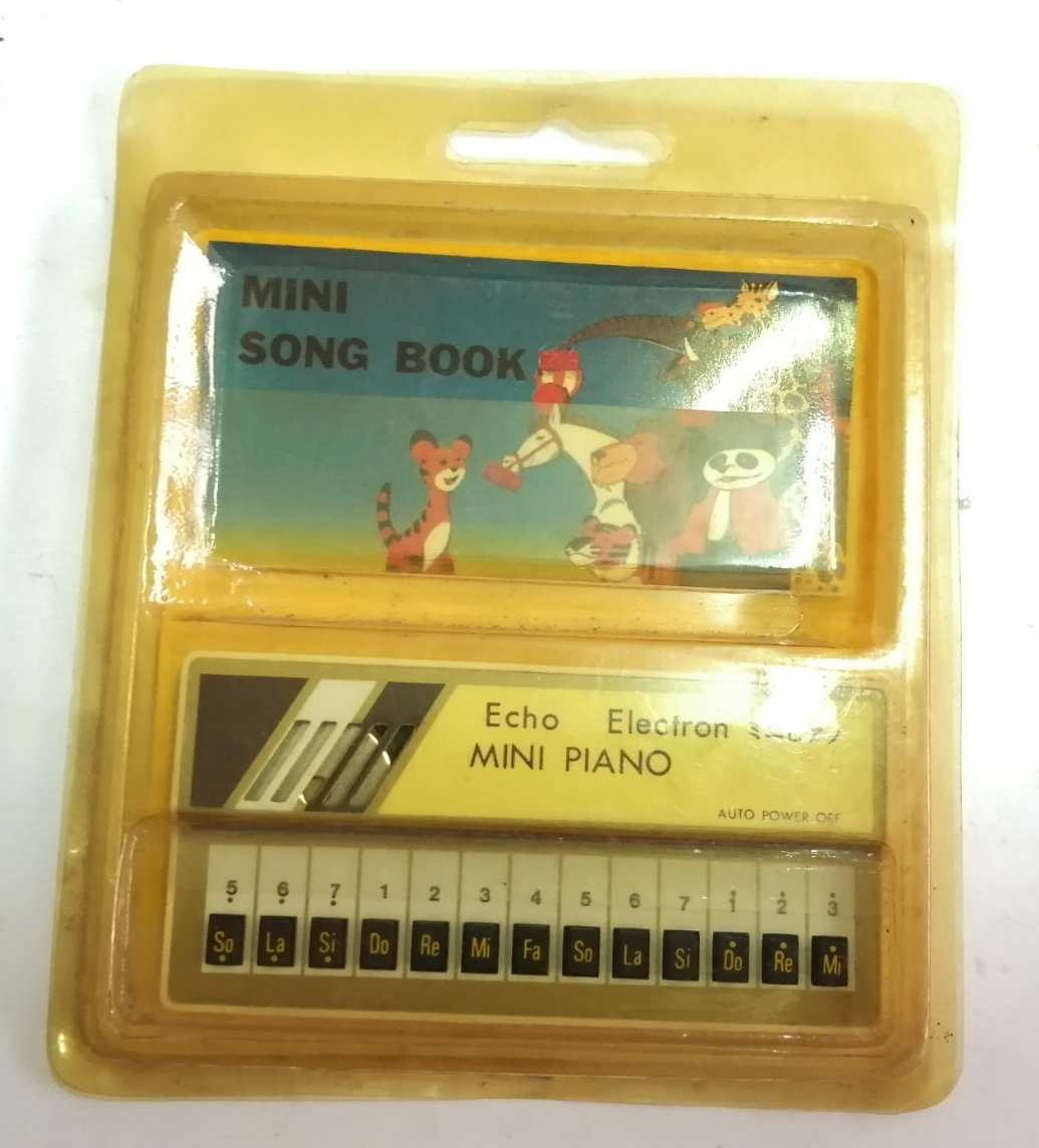 ของเล่น ของสะสมเรโทร เปียโน เปียนโน จิ๋ว, อีเล็คโทนนิ้ว, อีเลคโทนจิ๋ว, ,mini piano, pocket piano, mini song book อีเลคโทนตัวเล็ก ในซอฟพลาสติกพับพกพาได้ อยู่ในซองพกพายาวราว 10 ซม. ไม่มีแบตเตอรี สภาพไม่สมบูรณ์นัก เก่าเก็บของสะสมสภาพเดิมๆ มีแพคพลาสติก