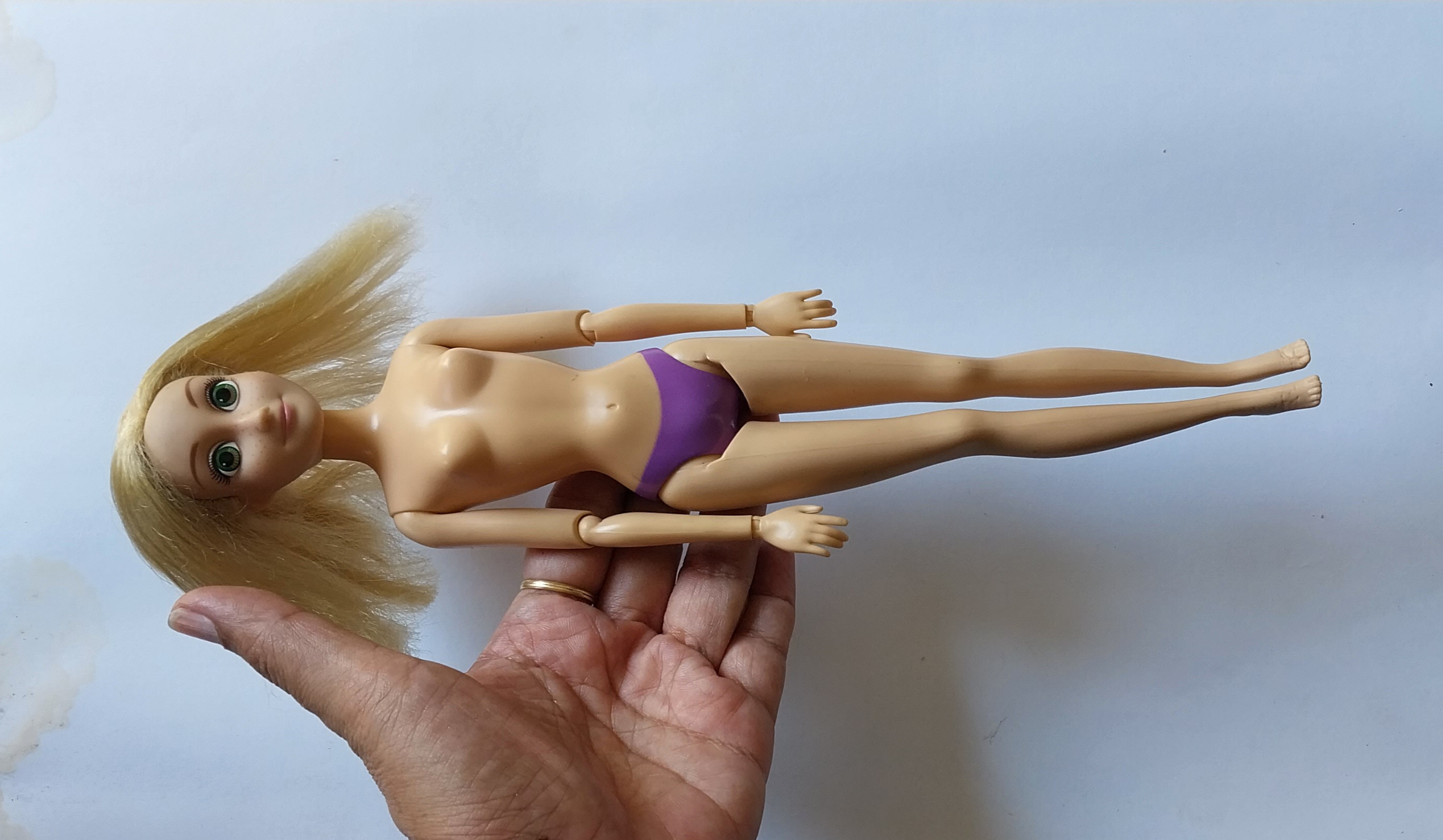 มือ2 มีหลายภาพ,ตุ๊กตา #เจ้าหญิงราพันเซล #ราปุนเซลแขนข้อต่อ ขายางพับงอได้ จาก ดิสนีย์สโตร์ **ตำหนิที่เท้า ตามภาพ ไม่มีส่วนใดหลวม แถมชุด รองเท้า มงกุฏ