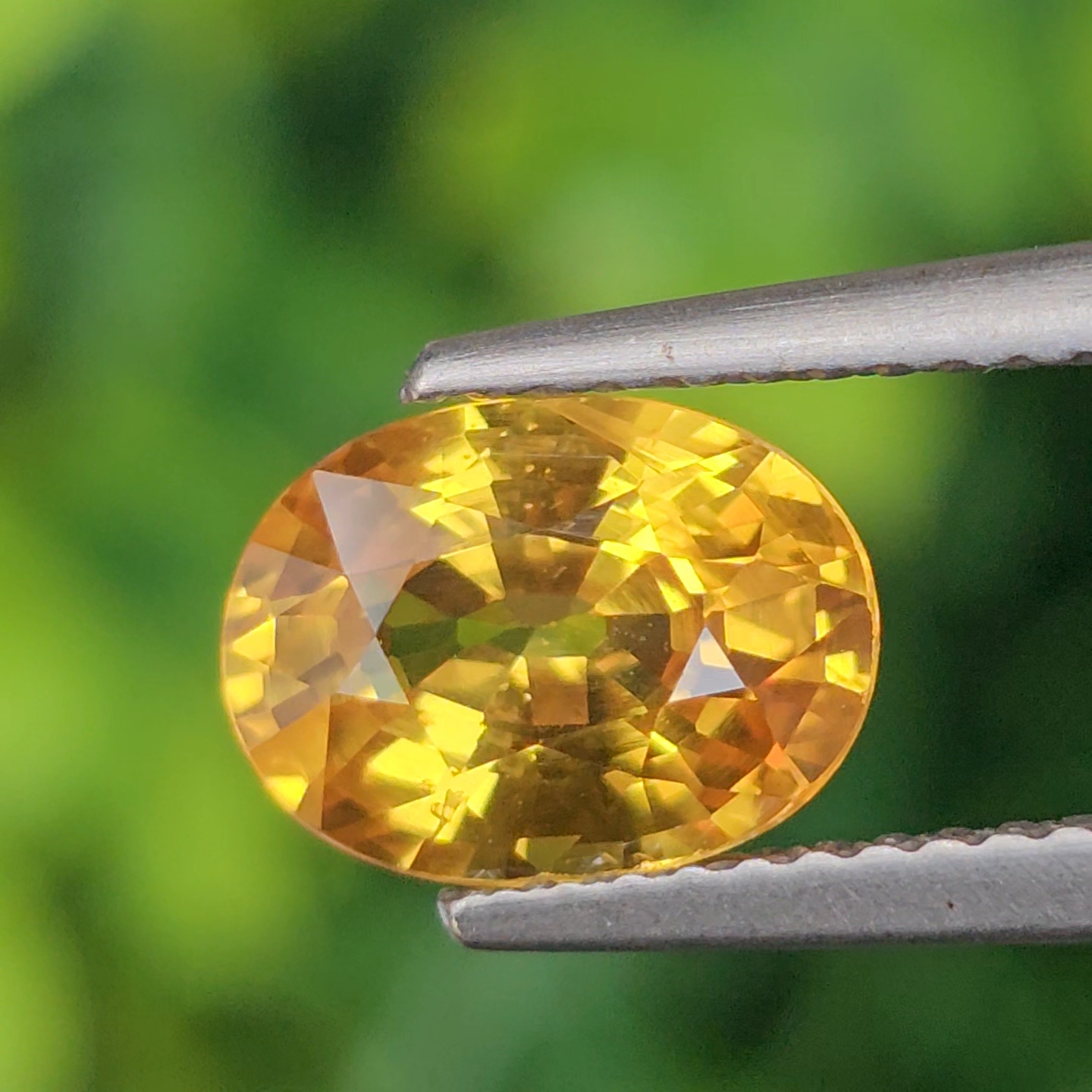 พลอย บุษราคัม yellow sapphire 2.33 กะรัต (Cts.) พลอยแท้ อัญมณีมงคลประจําวันเกิด เครื่องประดับพลอย