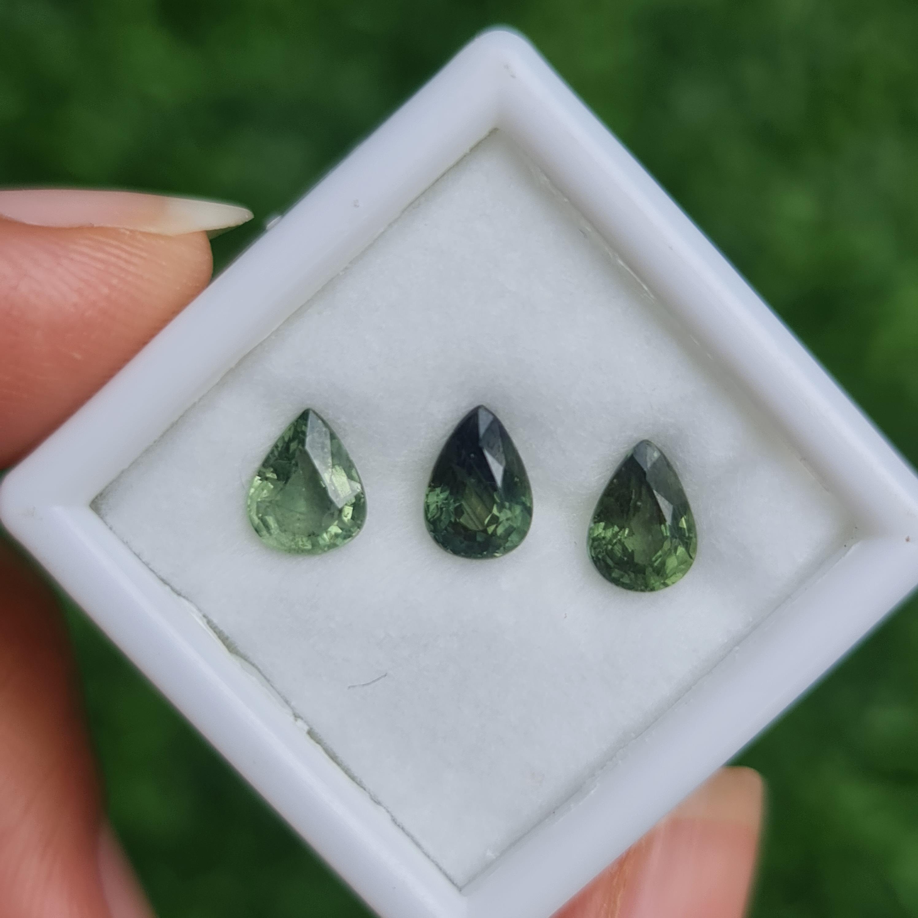 พลอย เขียวส่อง Green Sapphire 2.28 กะรัต (Cts.) ดิบ (Unheated) พลอยแท้ อัญมณีมงคลประจําวันเกิด เครื่องประดับพลอย